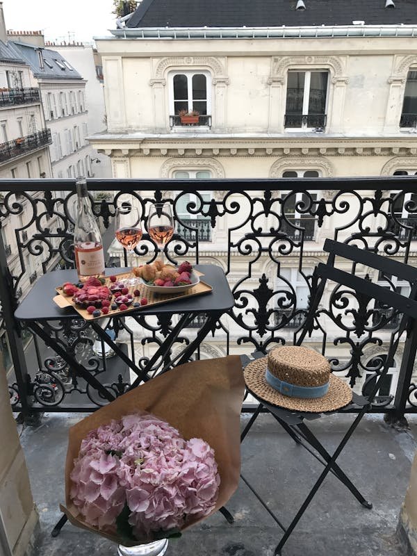 Table balcon suspendue : gain d'espace et praticité incontournable